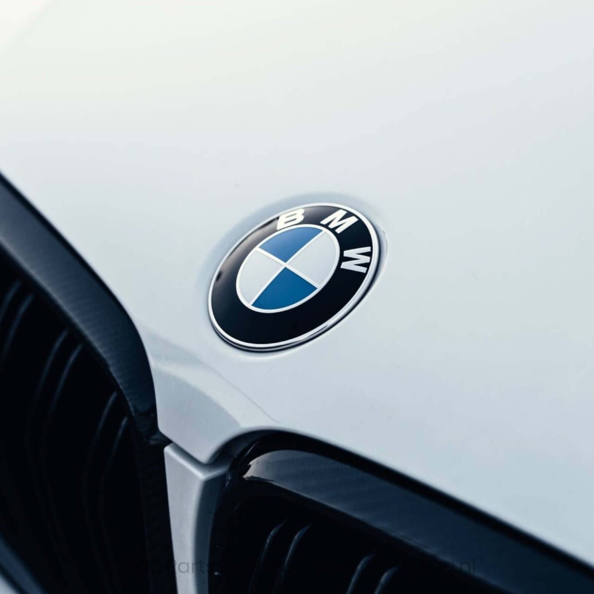 Motorkap Embleem - BMW 5 Serie E60 / E61 - Origineel BMW | 51148132375 - Beamerstyling.nl