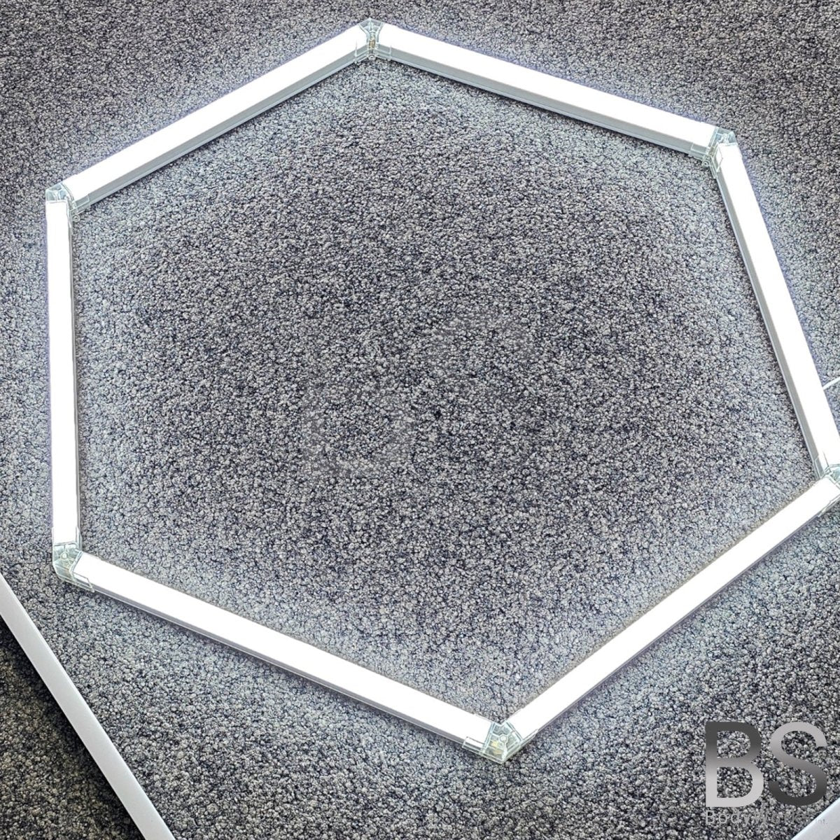 LED Hexagon Showroom Verlichting - 14 Velden | 2,44 X 4,85 M - Beamerstyling.nl