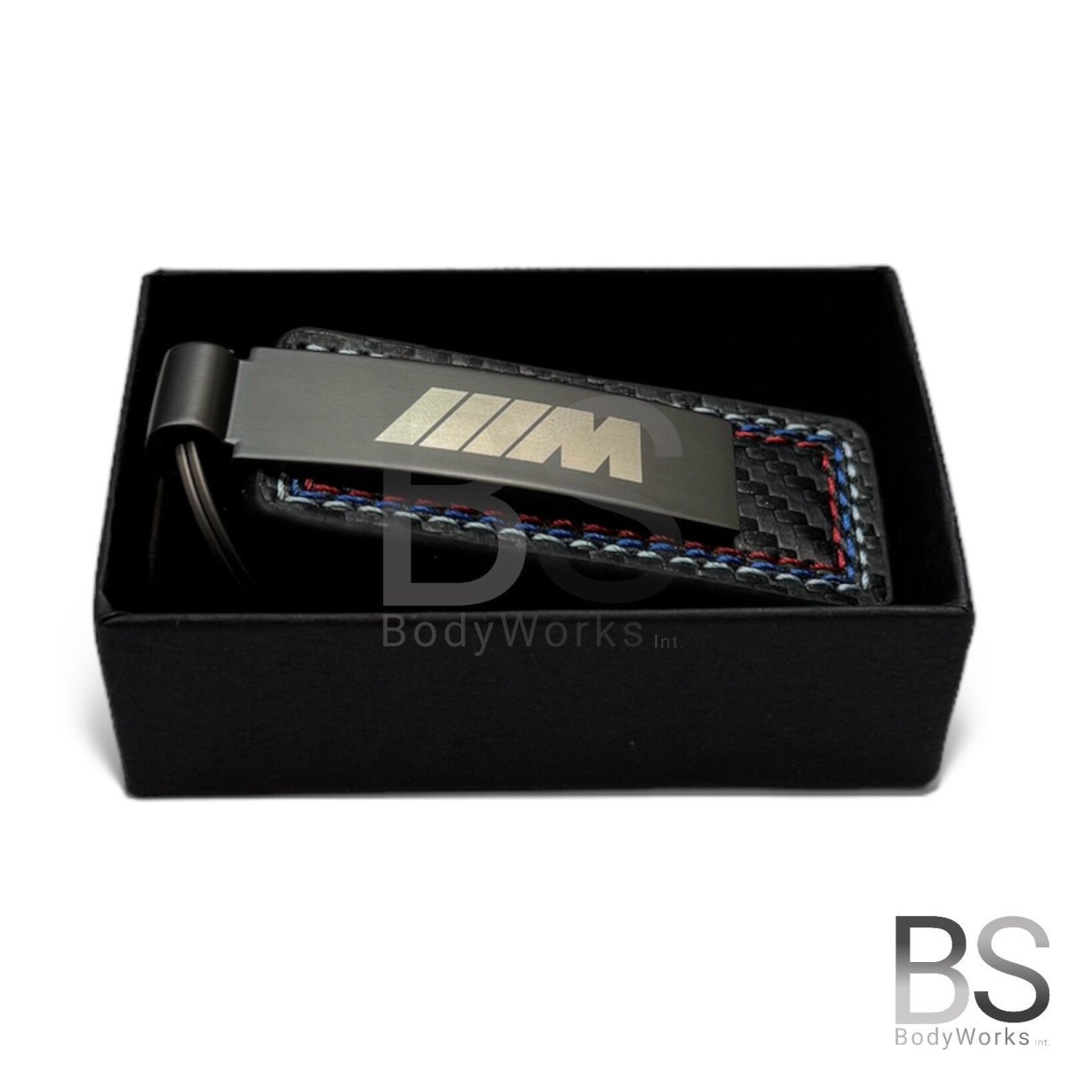 Luxe Sleutelhanger - Leder - Met M Opdruk - Blauw / Rode stiksels - Beamerstyling.nl