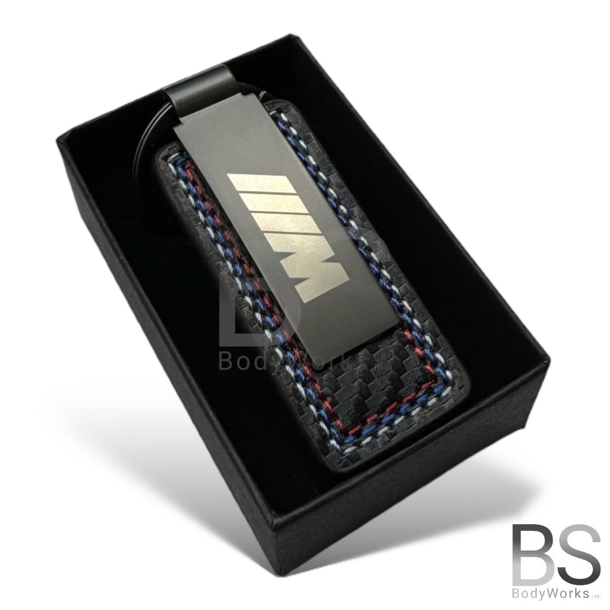 Luxe Sleutelhanger - Leder - Met M Opdruk - Blauw / Rode stiksels - Beamerstyling.nl