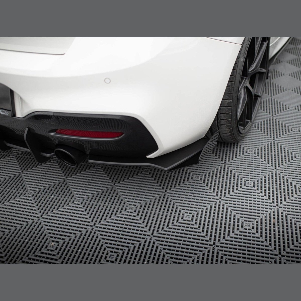 Street Pro Achterbumper Splitters V2 + Vinnen - BMW F20LCI / F21LCI - M Pakket - Maxton Design | 2015 - 2019 - Beamerstyling.nl
