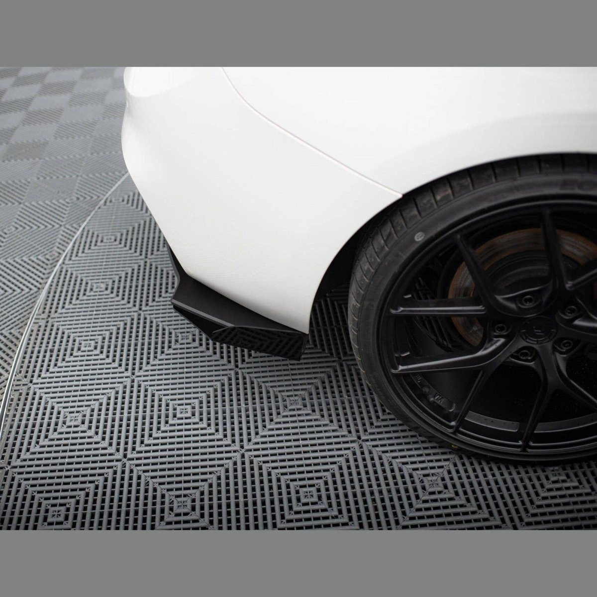 Street Pro Achterbumper Splitters V2 + Vinnen - BMW F20LCI / F21LCI - M Pakket - Maxton Design | 2015 - 2019 - Beamerstyling.nl